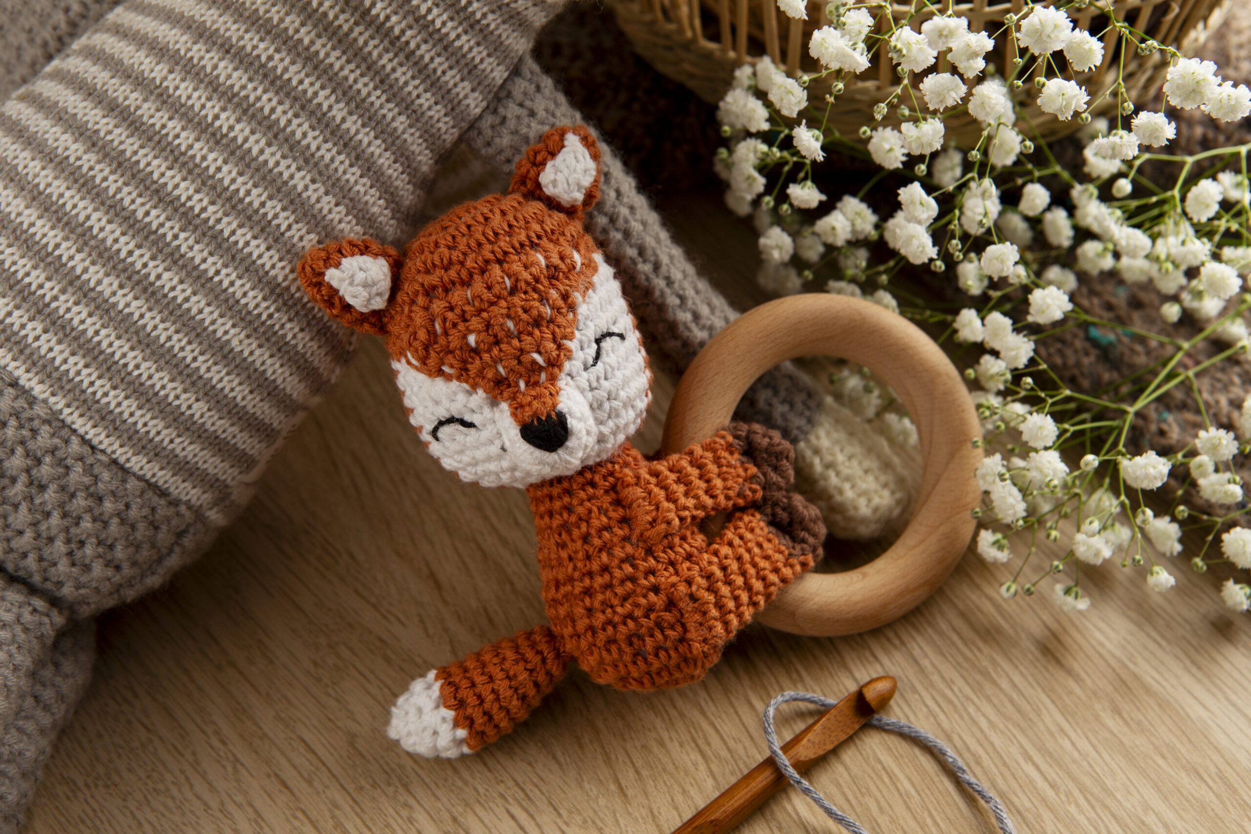 Amigurumi de raposa feito de crochê para crianças