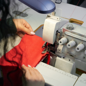 A Importância da Costura Overlock na Confecção de Roupas