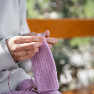 Tricotar ao Ar Livre: Benefícios e Dicas para uma Experiência Relaxante